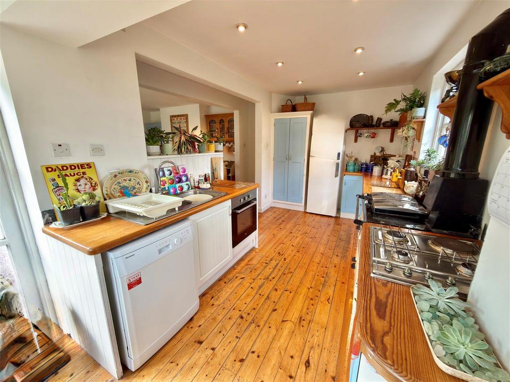 Kitchen 2.jpg