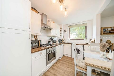2 bedroom flat for sale, Trinity Road, London SW18