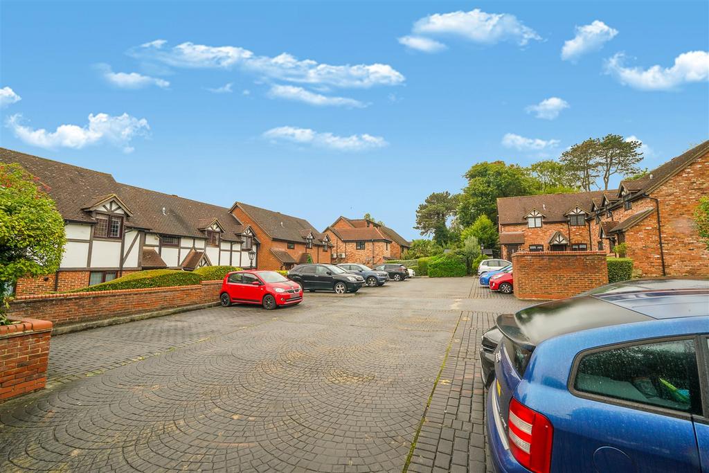 62 Priory Field Drive - TL9m Pcj RNbn5 Qyi INc Ec.jpg