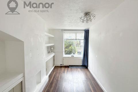 2 bedroom end of terrace house to rent, Amesbury Road, Dagenham, RM9 6AA