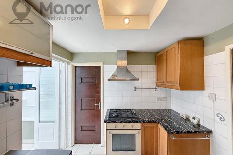 2 bedroom end of terrace house to rent, Amesbury Road, Dagenham, RM9 6AA