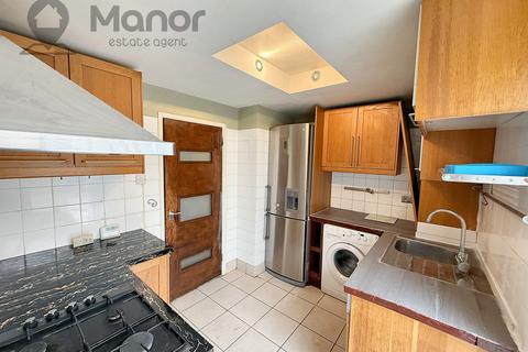 2 bedroom end of terrace house to rent, Amesbury Road, Dagenham, RM9 6AA