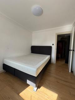 3 bedroom apartment to rent, Commercial Road, London E1
