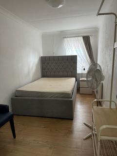 3 bedroom apartment to rent, Commercial Road, London E1