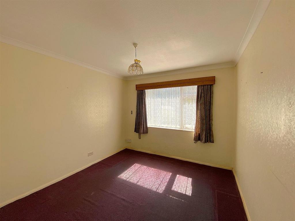 6 Royston Gardens - Bed3.jpg