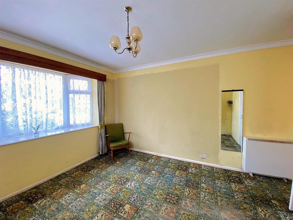 6 Royston Gardens - Bed1.jpg