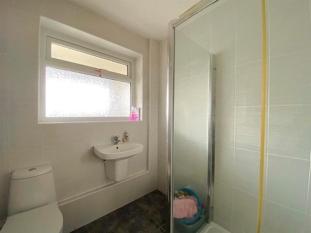 6 Royston Gardens - Shower.jpg