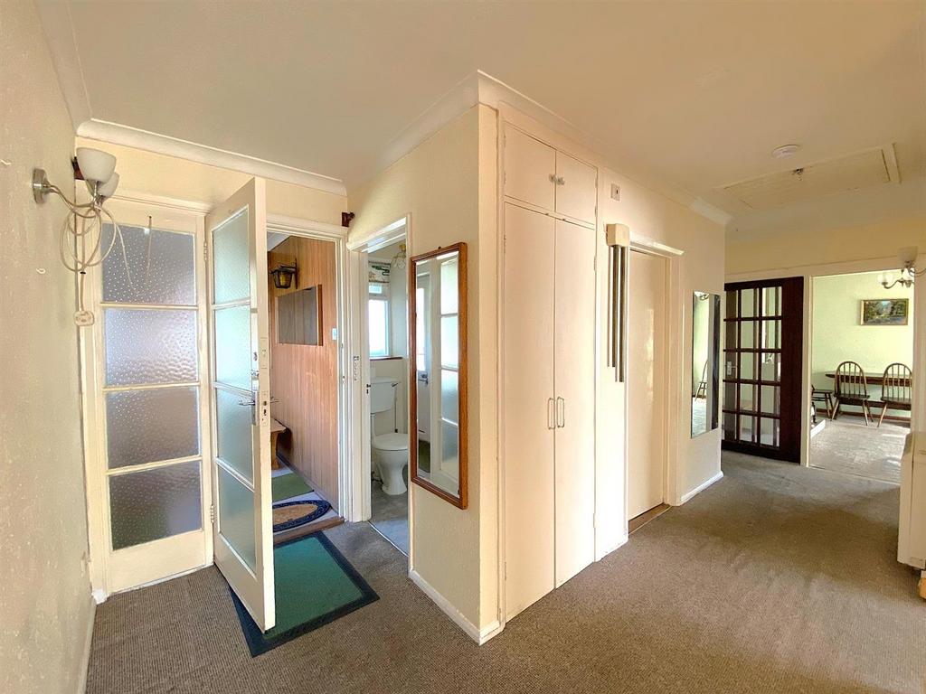 6 Royston Gardens - Hall.jpg