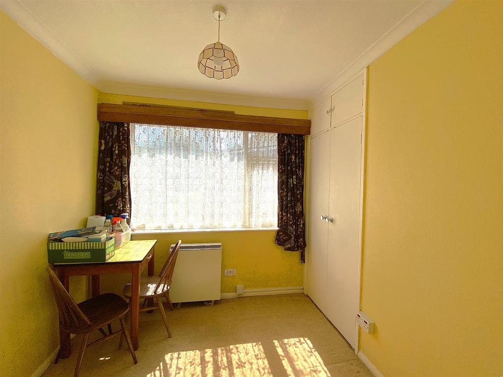 6 Royston Gardens - Bed2.jpg