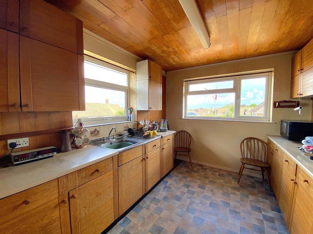 6 Royston Gardens - Kitchen1.jpg