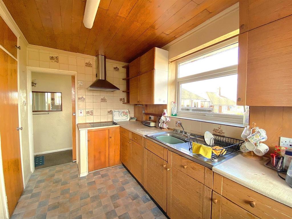 6 Royston Gardens - Kitchen2.jpg