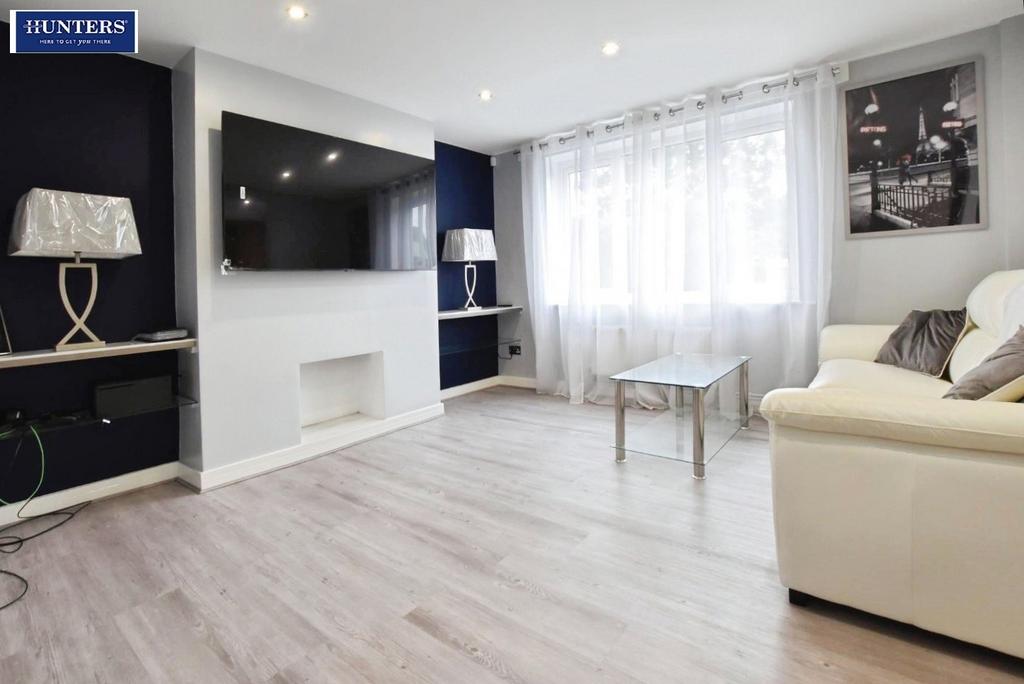 Pbox-living room-332091.JPG
