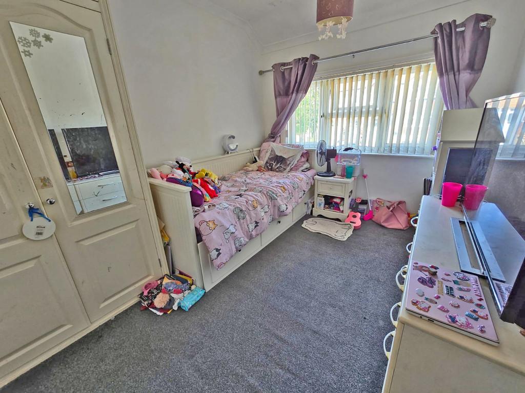 Second bedroom (1)