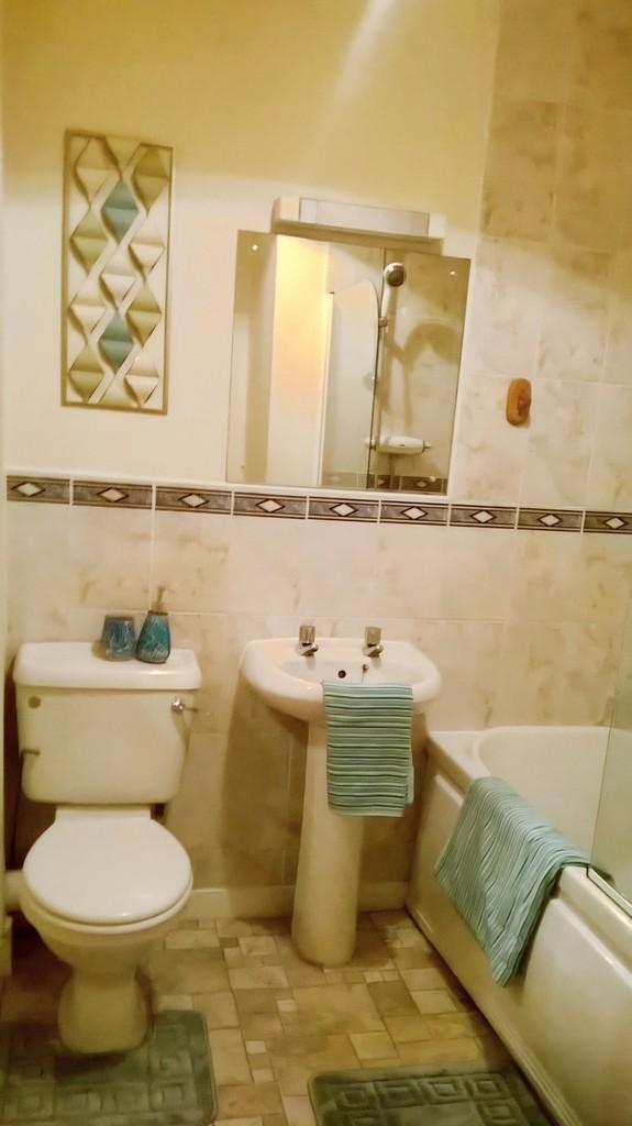 Ca1cbde9-88 LARCHMONT 20 RD 20 BATHROOM