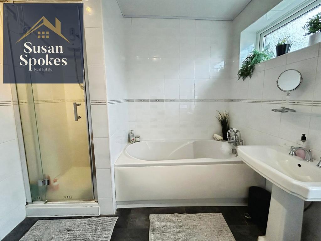 Pbox-bathroom-332553.jpg
