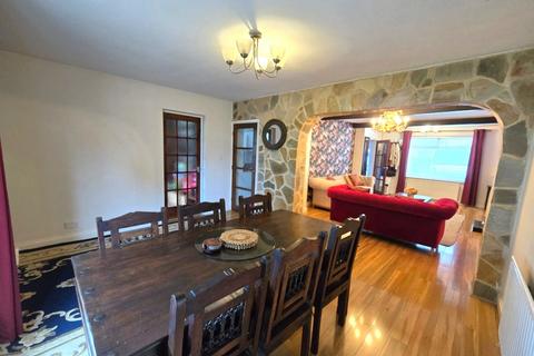61 East Avenue, Hayes, UB3 2HR
