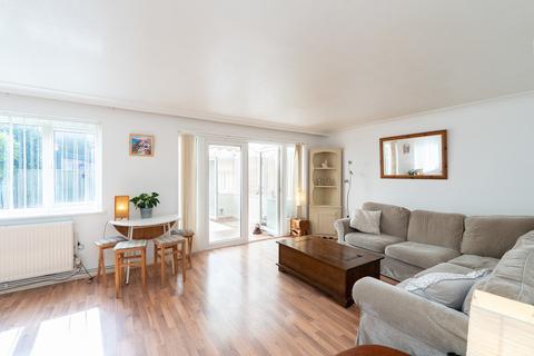 3 bedroom terraced house for sale, Fairfield Close, Dorking