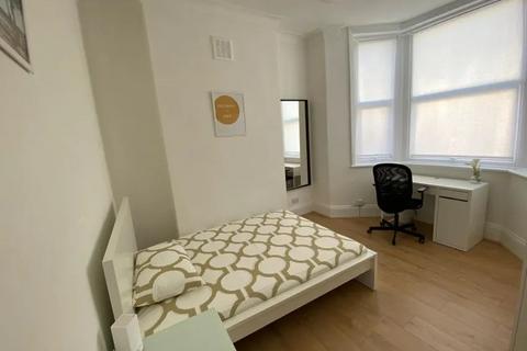 1 bedroom in a house share to rent, Floyd Road, London SE7
