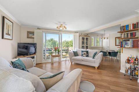 2 bedroom apartment for sale, Parkmore Close, Woodford Green, IG8