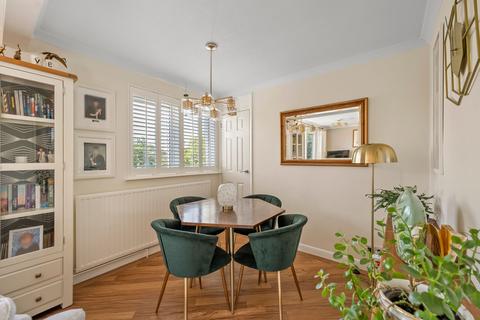 2 bedroom apartment for sale, Parkmore Close, Woodford Green, IG8