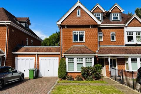 11 The Roseberys, Epsom, KT18 5JB