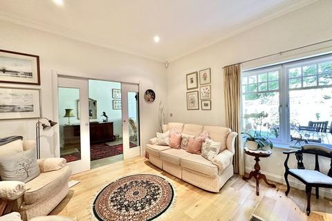 11 The Roseberys, Epsom, KT18 5JB