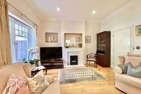 11 The Roseberys, Epsom, KT18 5JB