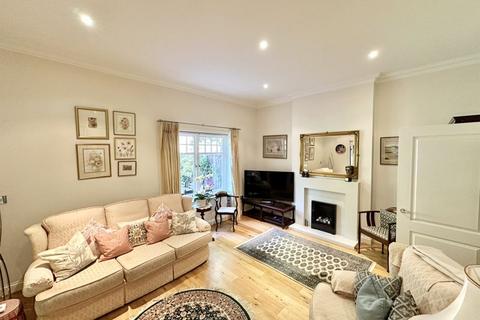 11 The Roseberys, Epsom, KT18 5JB