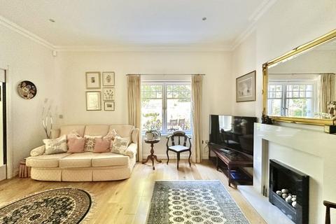 11 The Roseberys, Epsom, KT18 5JB