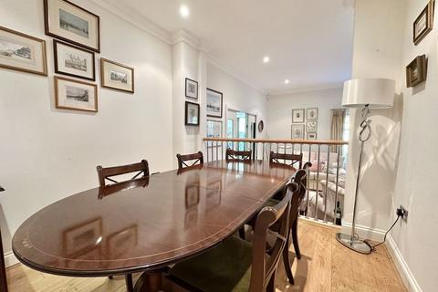 11 The Roseberys, Epsom, KT18 5JB