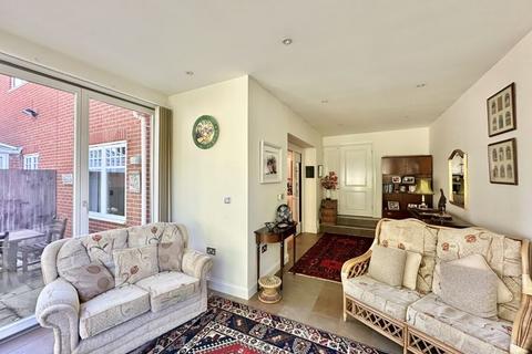 11 The Roseberys, Epsom, KT18 5JB
