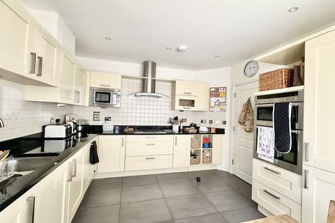 11 The Roseberys, Epsom, KT18 5JB