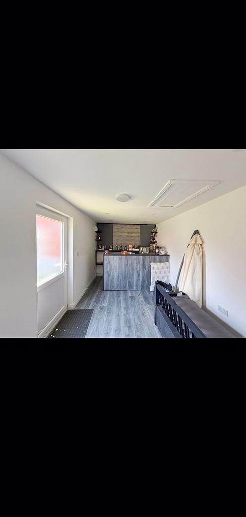 Garage/bar