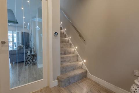 4 bedroom semi-detached house for sale, Holly Road, Oldbury B68