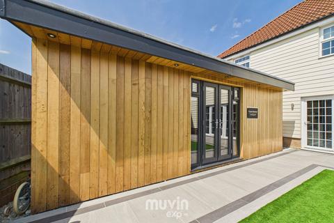 4 bedroom detached house for sale, Hibbert Drive, Dunmow CM6