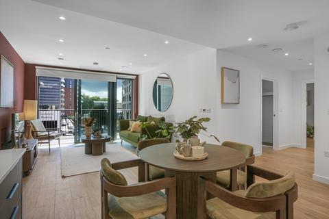 2 bedroom flat to rent, Emmett House, Capital Interchange Way, Brentford, TW8