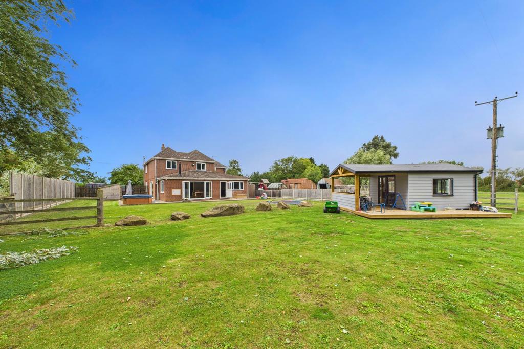 Ewe Move - Spalding - Summer House