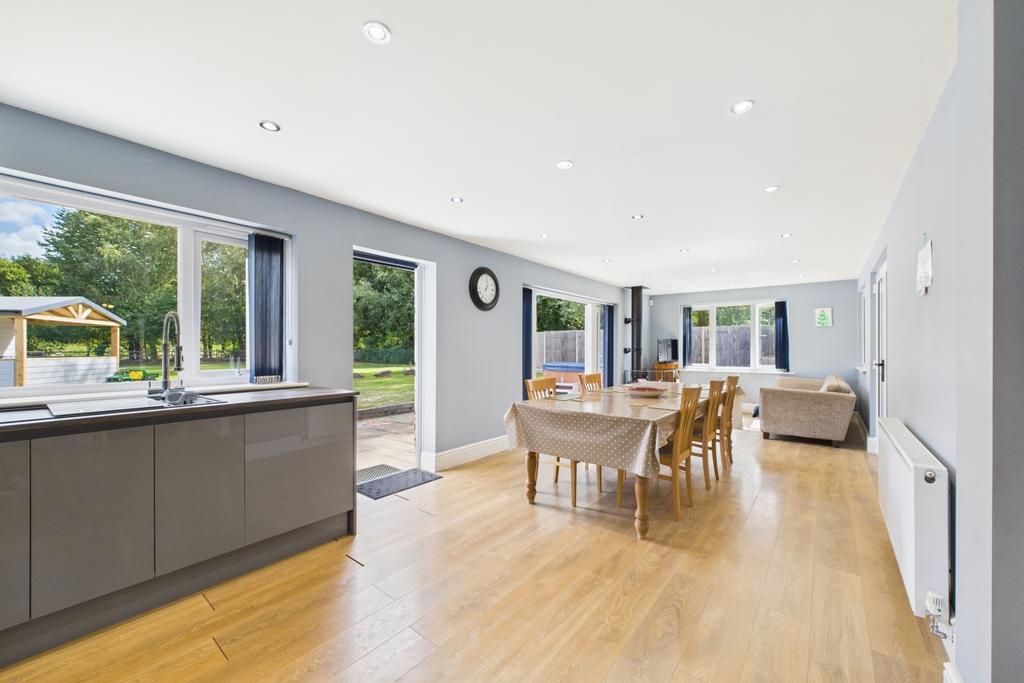 Ewe Move - Spalding - Kitchen - Living Area