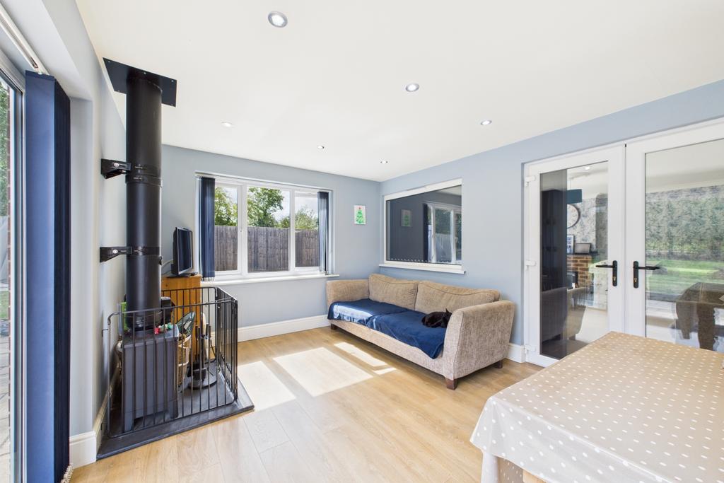 Ewe Move - Spalding - Kitchen - Living Area