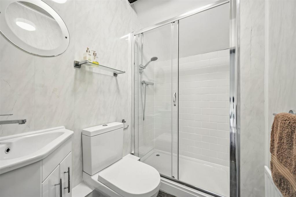 Bedroom Three en-suite.jpg