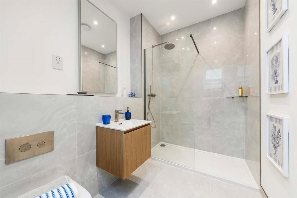 7 Mc Laren Court, 1 Cobham Road, KT22  9 AU-10.jpg