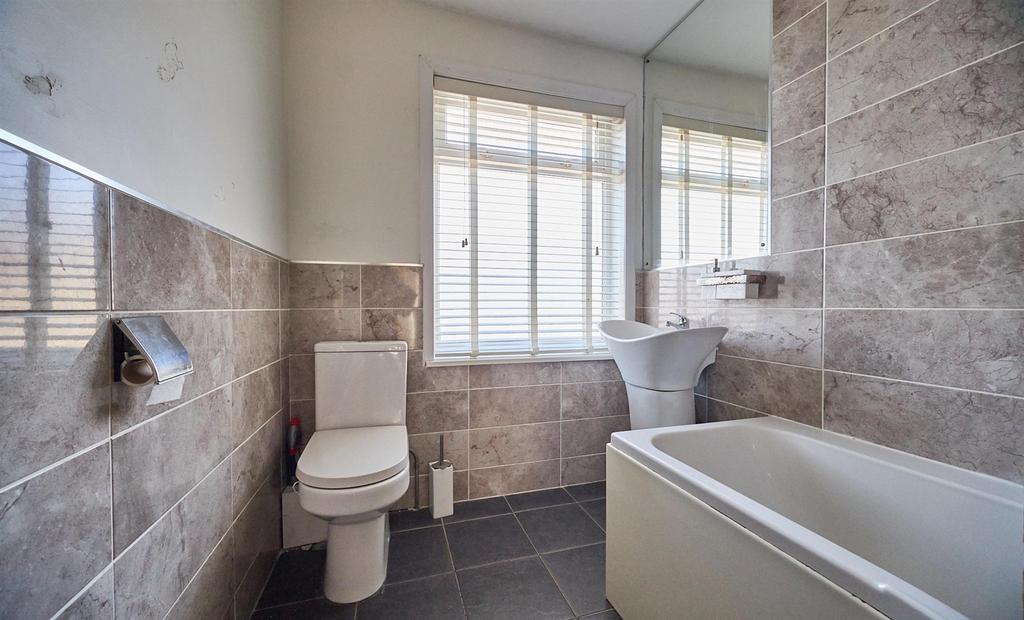 Family bathroom to front