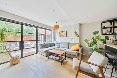 13 Locksmeade Road, Richmond, TW10 7YT