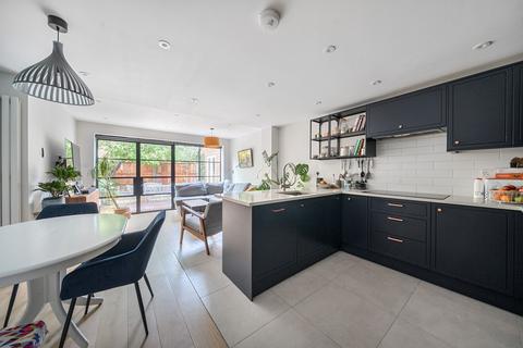 13 Locksmeade Road, Richmond, TW10 7YT