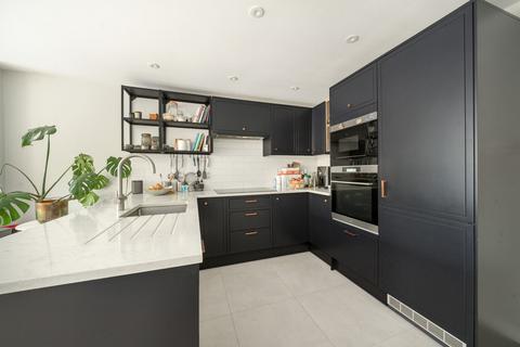 13 Locksmeade Road, Richmond, TW10 7YT