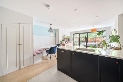 13 Locksmeade Road, Richmond, TW10 7YT