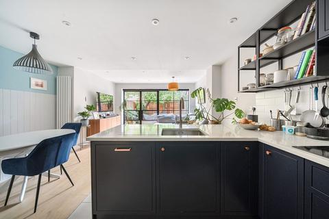 13 Locksmeade Road, Richmond, TW10 7YT