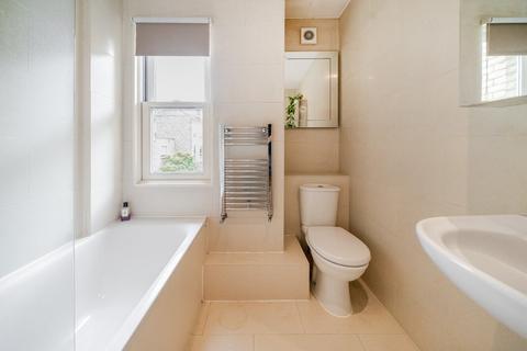 2 bedroom flat for sale, Colinette Road, London, SW15