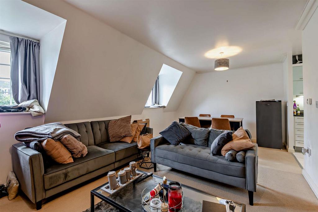 Sitting / Dining Area