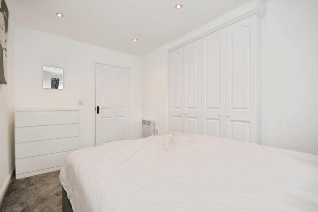 BEDROOM 1 02.jpg